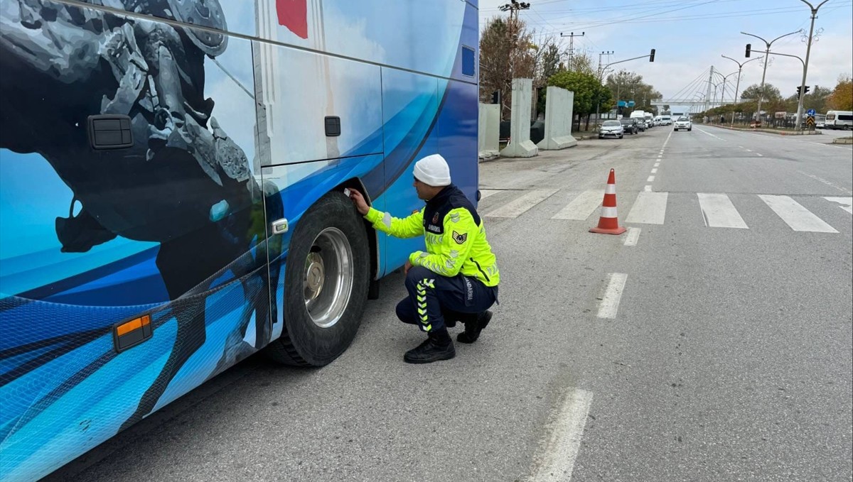 Muş'ta ticari araçlarda kış lastiği denetimi yapıldı
