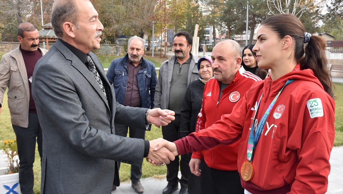 Şampiyon boksör Erginoğuz memleketi Van'a döndü