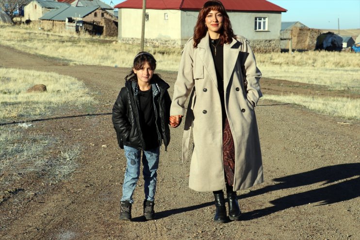 Sedanur öğretmenin Ağrı kırsalındaki tek öğrencisiyle sevgi dolu eğitim yolculuğu8