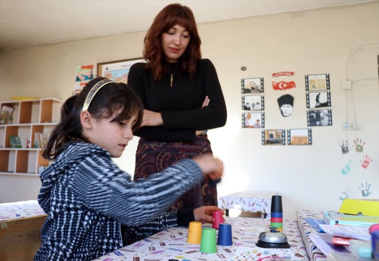 Sedanur öğretmenin Ağrı kırsalındaki tek öğrencisiyle sevgi dolu eğitim yolculuğu9