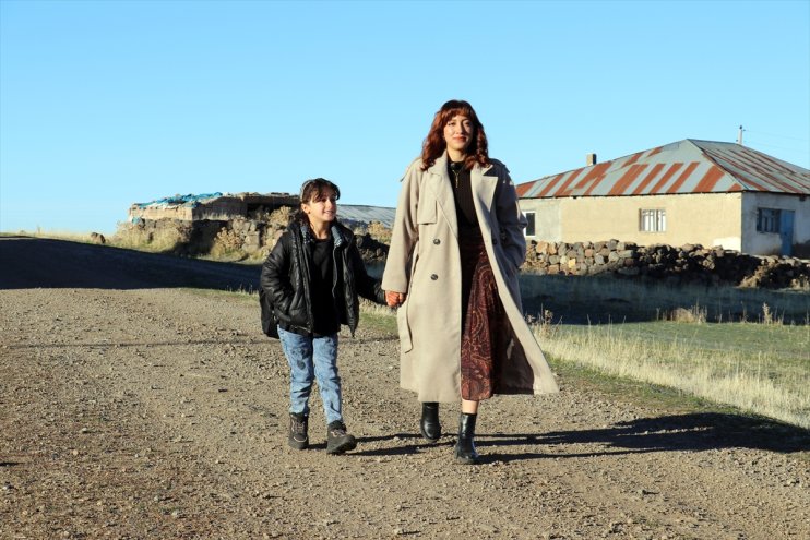 Sedanur öğretmenin Ağrı kırsalındaki tek öğrencisiyle sevgi dolu eğitim yolculuğu10