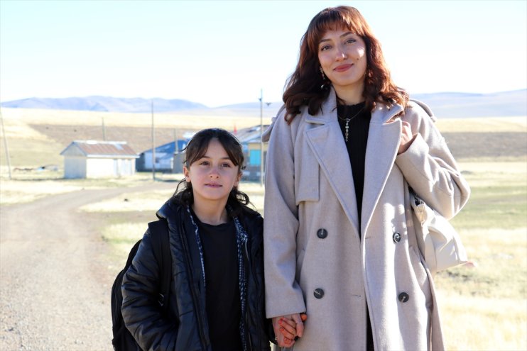 Sedanur öğretmenin Ağrı kırsalındaki tek öğrencisiyle sevgi dolu eğitim yolculuğu12