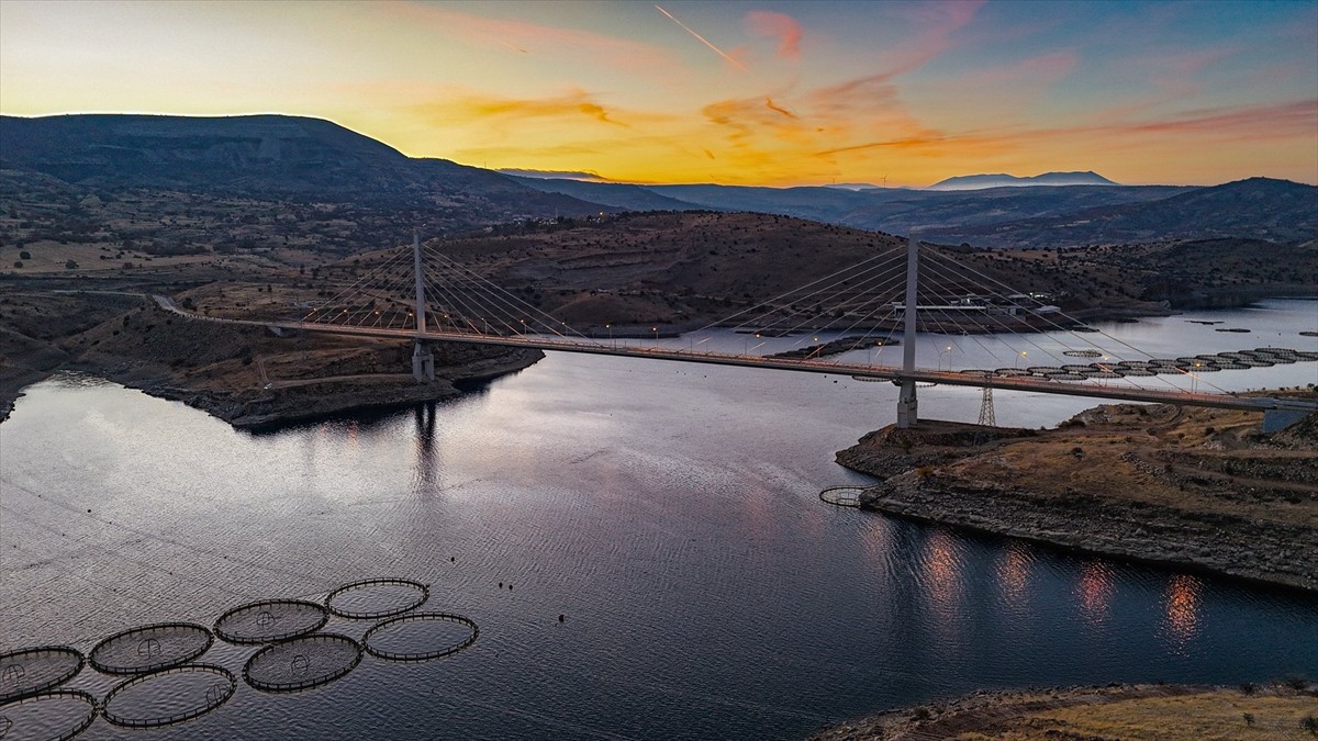 Şehit Mehmet Şevket Uzun Köprüsü gün batımında güzel manzara sundu