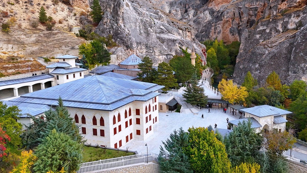 Somuncu Baba Külliyesi sonbahar renklerine büründü