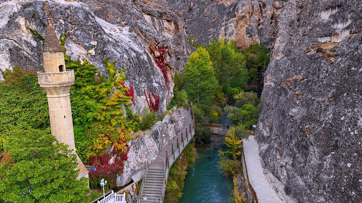 Tohma Kanyonu sonbaharda renk cümbüşüne büründü