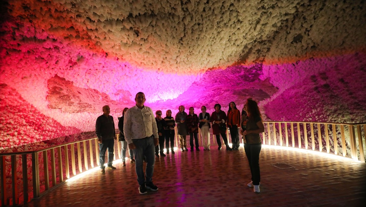Türk Dünyası Korosu yer altındaki Tuzluca Tuz Mağaraları'nda konser verdi