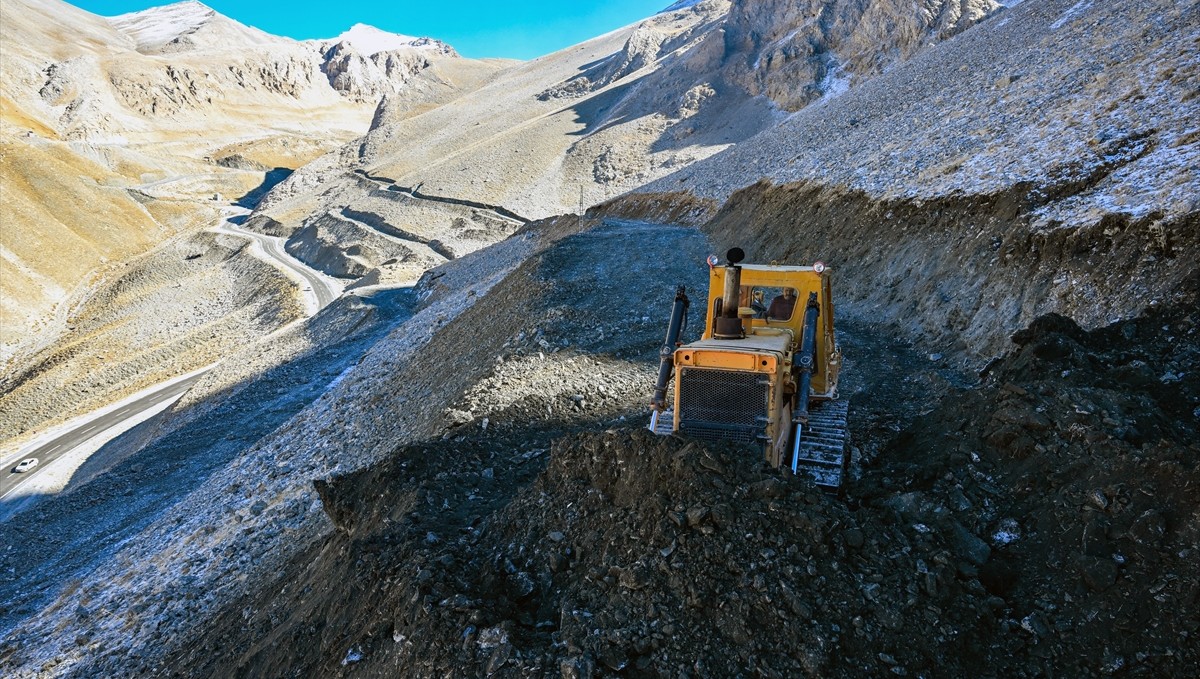 Van-Bahçesaray kara yolundaki çığ yataklarına "palyeli" önlem