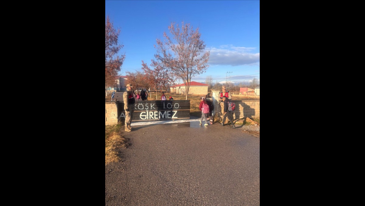 Van'da jandarma ekipleri okul çevresinde denetim yaptı