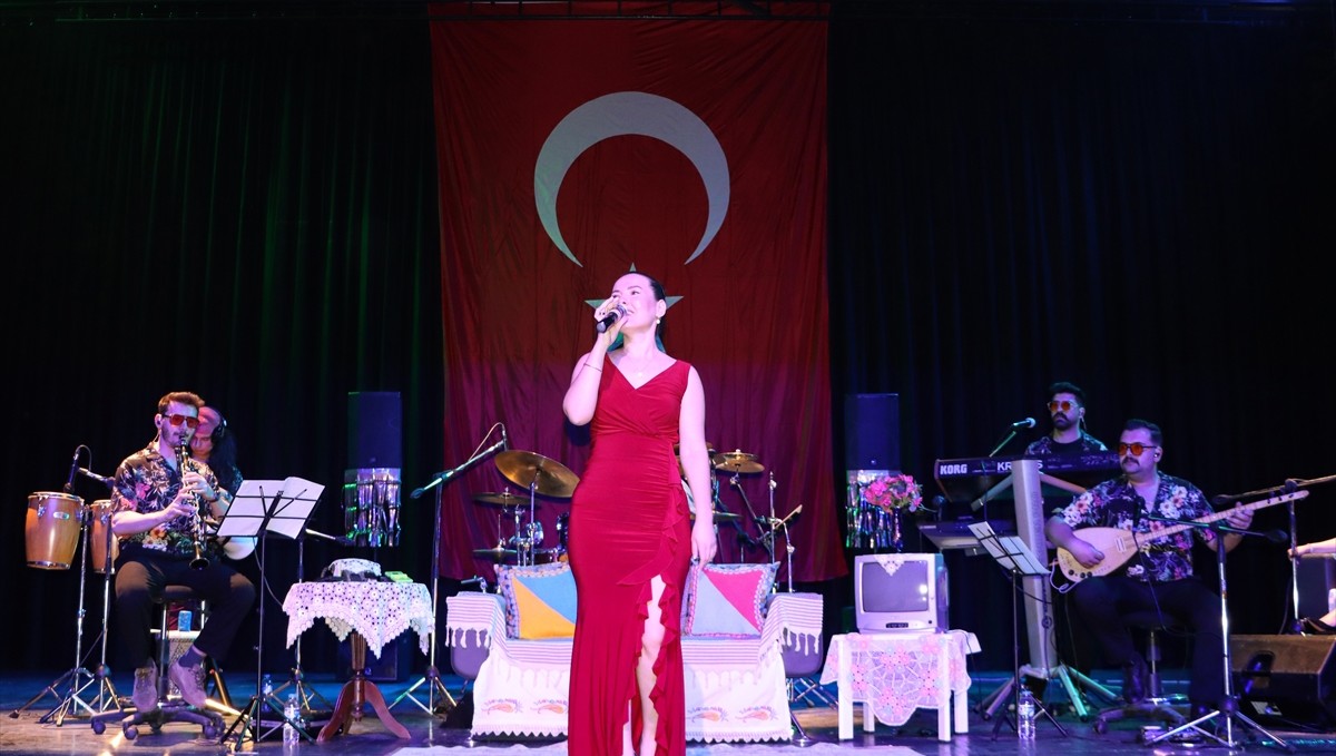 Van, Hakkari ve Bitlis'te Öğretmenler Günü kutlandı