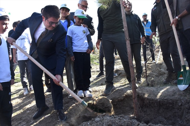toprakla buluşturuldu  Van fidan çevre ve illerde binlerce 3