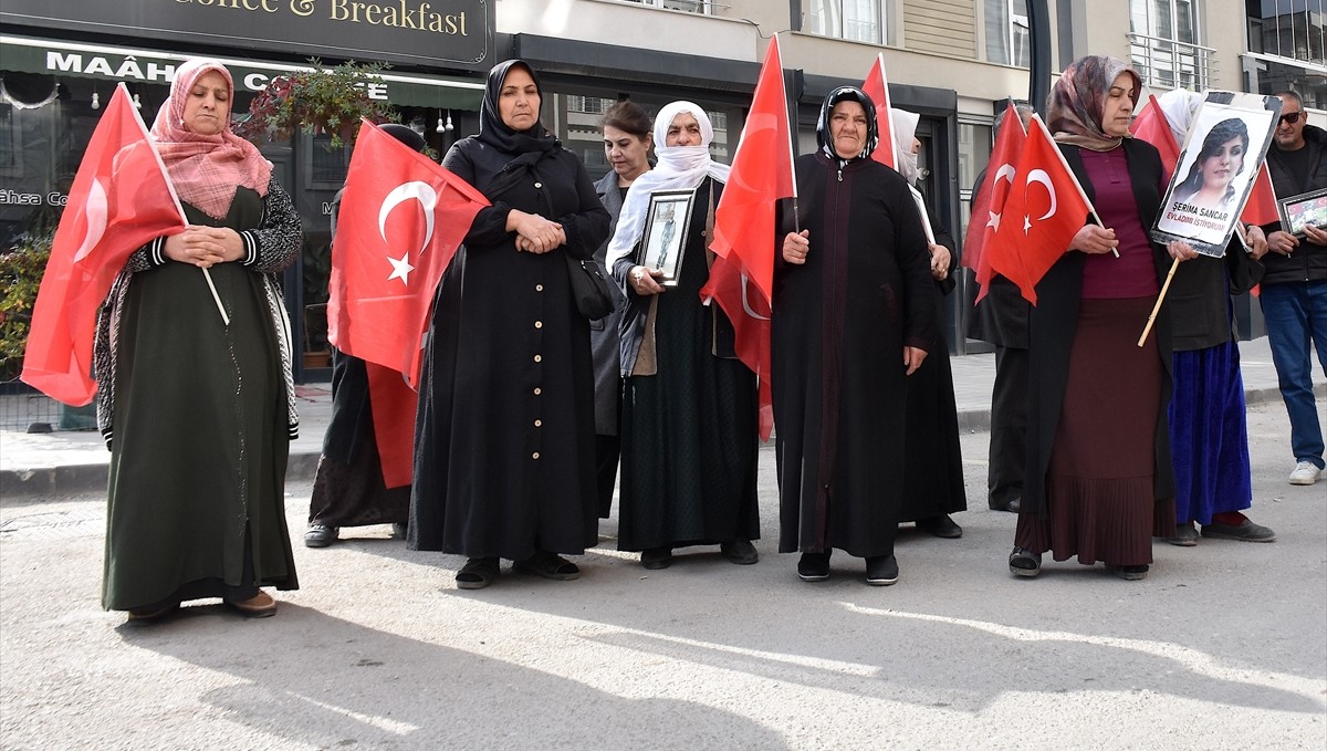Vanlı aileler DEM Parti binası önündeki "evlat nöbeti"ni sürdürdü