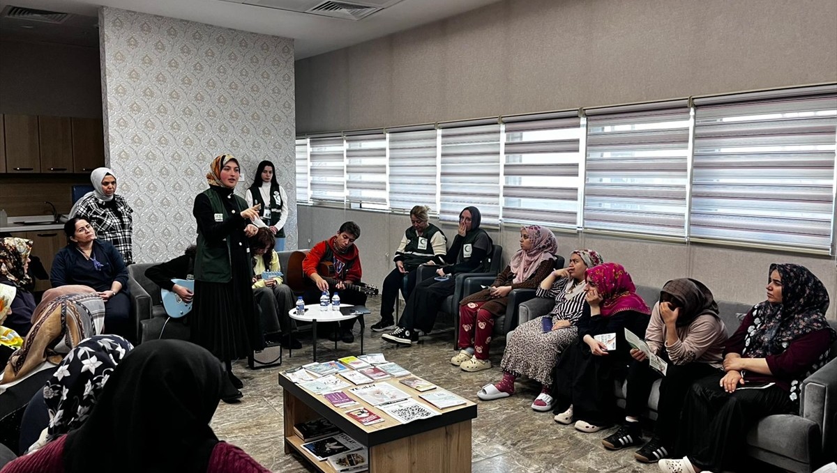 Yeşilay Erzurum Şubesi gönüllüleri, annelere bağımlılıkla mücadeleyi anlattı