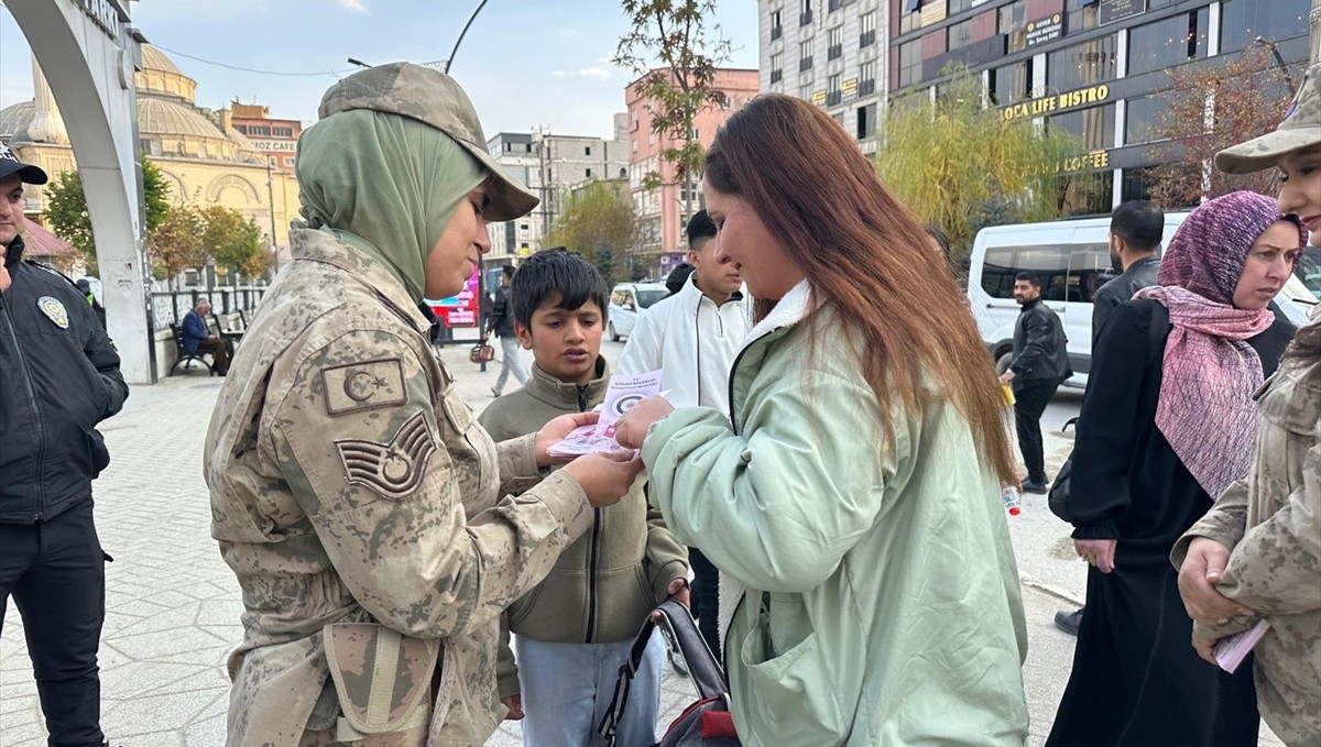 Yüksekova'da jandarma ve polis ekipleri, KADES'i anlattı