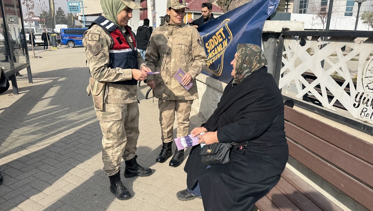 Yüksekova'da "kadına yönelik şiddetle mücadele standı" açıldı
