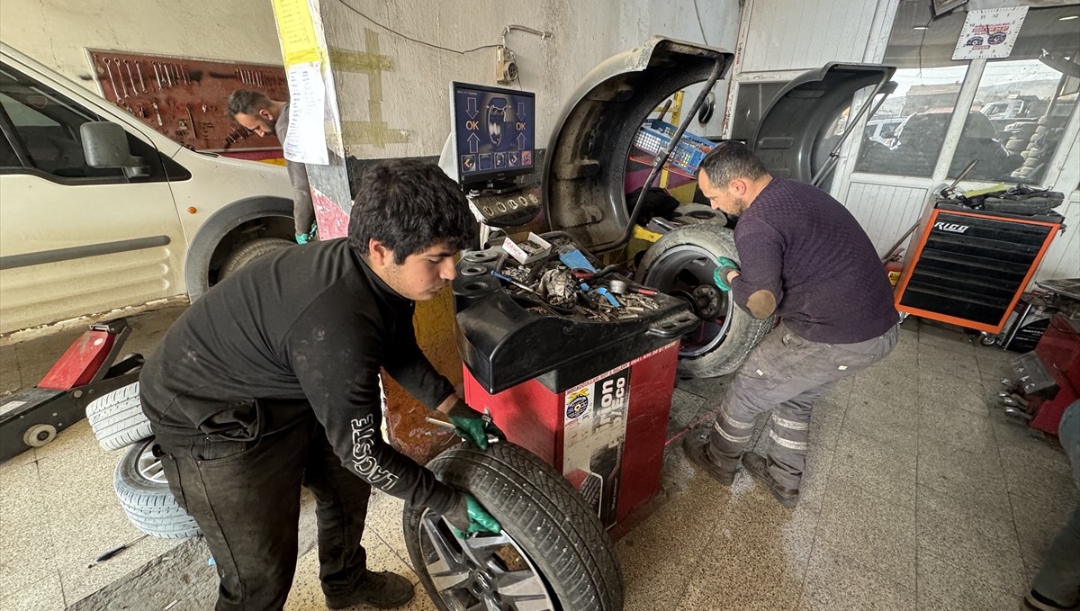 Yüksekova'da lastikçilerde kış lastiği mesaisi başladı