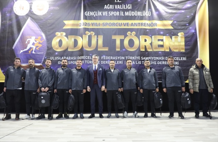 Ağrı'da başarılı sporcular ödüllendirildi