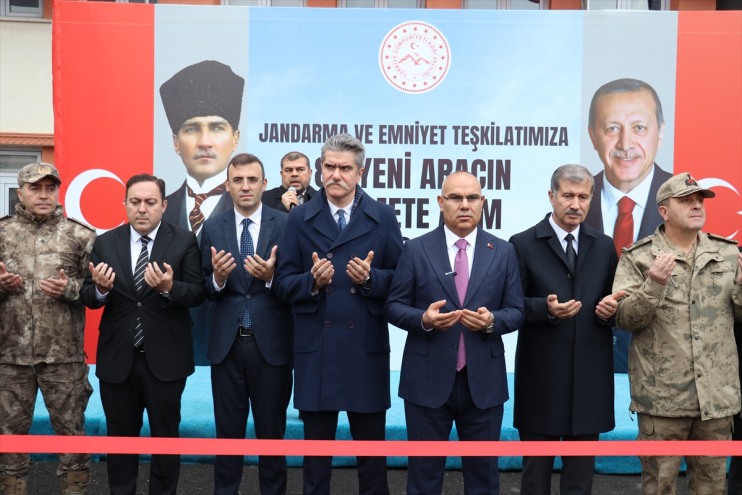 jandarma teslim teşkilatına araç girdi ve hizmete edilen Ağrı