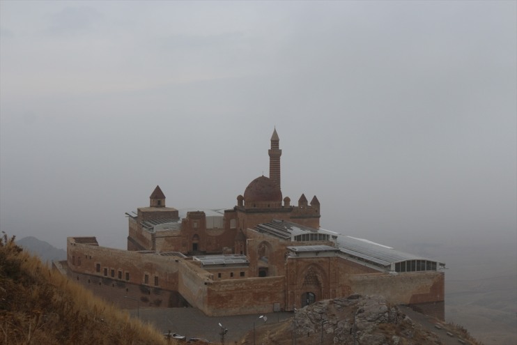 çevresi Paşa sisle kaplandı İshak Sarayı