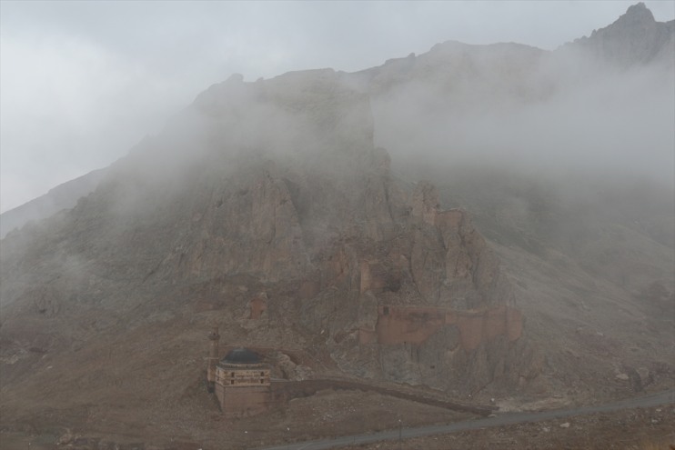 İshak çevresi sisle kaplandı Sarayı