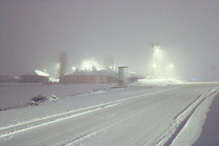 Ağrı'da kar ulaşımı aksatıyor