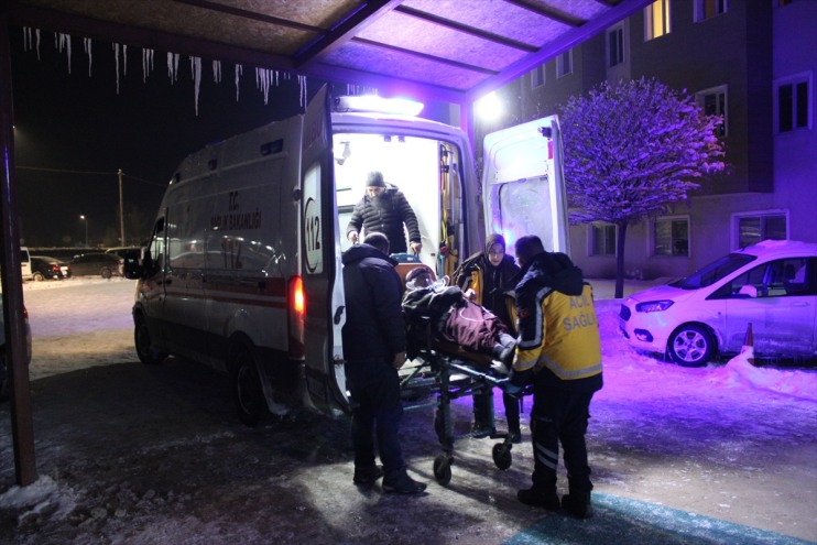 rahatsızlanan mücadele yardımına yetişti hastanın köyde karla 2 ekipleri Ağrı'da 3