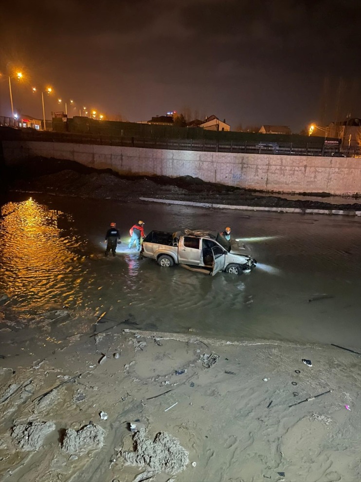 yaralandı nehre düşen kişi düzensiz pikaptaki 7 5