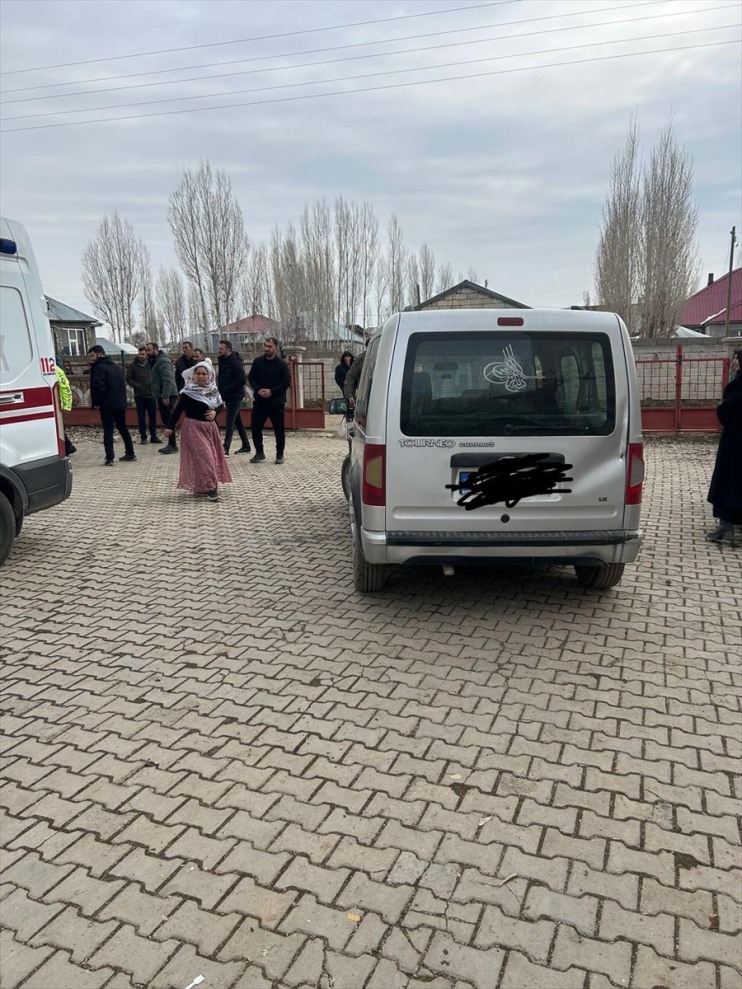 çarptığı aracın bahçesinde okulun kaybetti ticari Ağrı