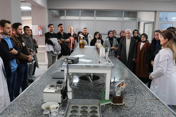 fabrikada pekiştirdi Ağrı