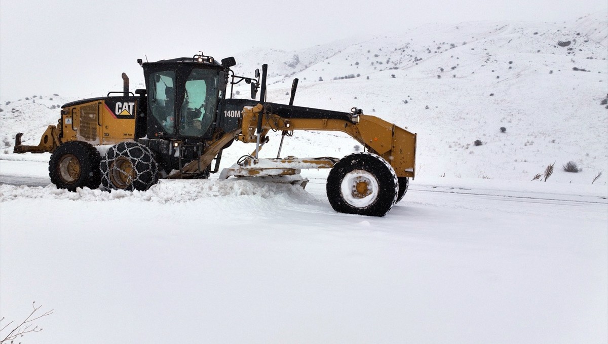 Ağrı'da yolu ulaşıma kapanan köylerde karla mücadele çalışması sürüyor