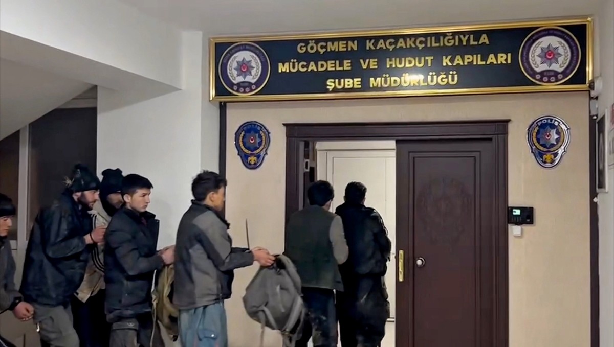 Ağrı Dağı kırsalında 11 düzensiz göçmen ve 3 göçmen kaçakçısı yakalandı