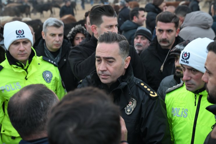 Ağrı Emniyet Müdürü Göksel Önder, Hayvan Borsasını ziyaret etti2