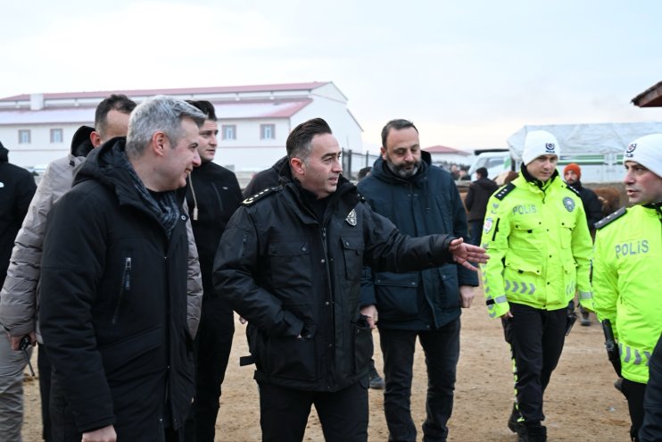 Ağrı Emniyet Müdürü Göksel Önder, Hayvan Borsasını ziyaret etti5