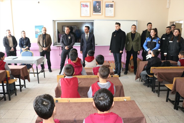 Ağrı kış mevsiminde köy ısıtan polisinden çocuklarını yardım 2