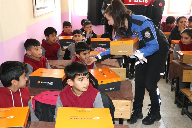mevsiminde yardım polisinden çocuklarını ısıtan köy kış Ağrı 3