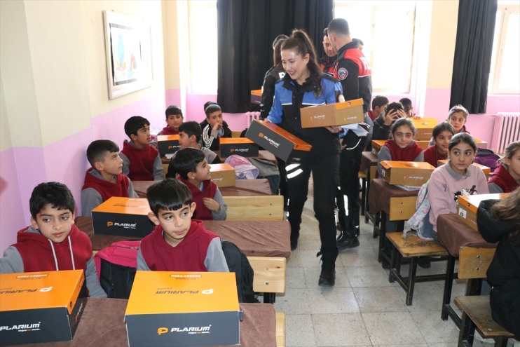 yardım kış mevsiminde Ağrı ısıtan çocuklarını polisinden köy 4