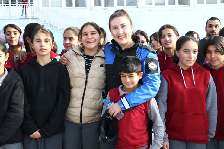 polisinden çocuklarını Ağrı köy kış yardım mevsiminde ısıtan 5