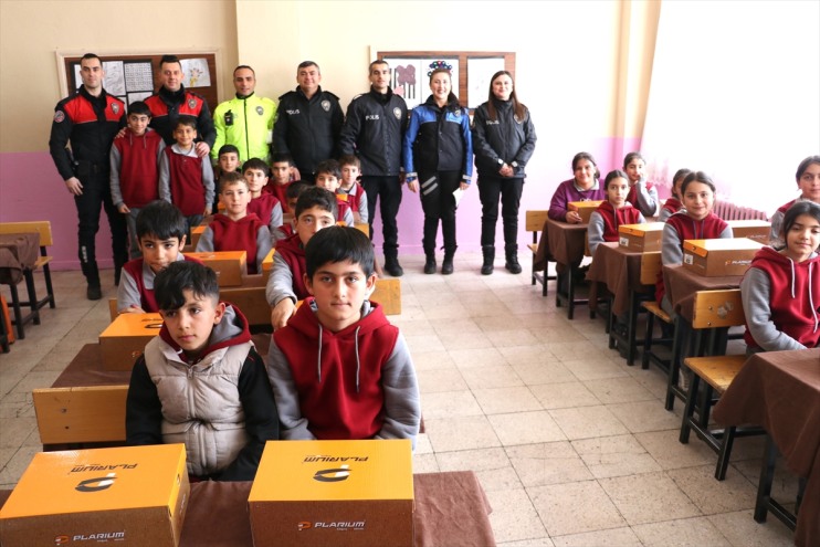 yardım çocuklarını köy mevsiminde kış Ağrı polisinden ısıtan 6