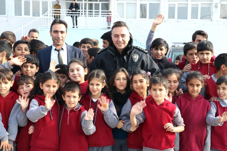 polisinden yardım ısıtan Ağrı köy kış mevsiminde çocuklarını 7