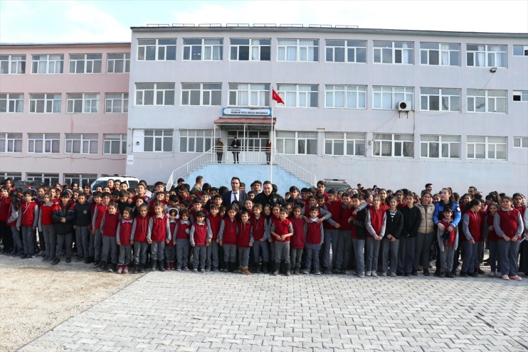 ısıtan mevsiminde Ağrı polisinden köy yardım çocuklarını kış 8