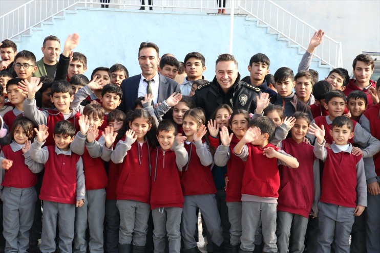 kış köy polisinden yardım ısıtan Ağrı çocuklarını mevsiminde 9