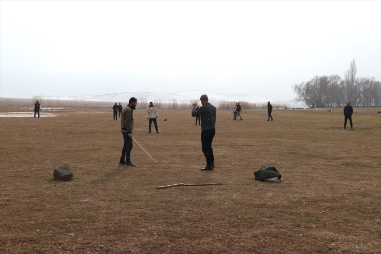 Ağrılı gurbetçi gençler kışın, unutulan topa dara oyunuyla stres atıyor
