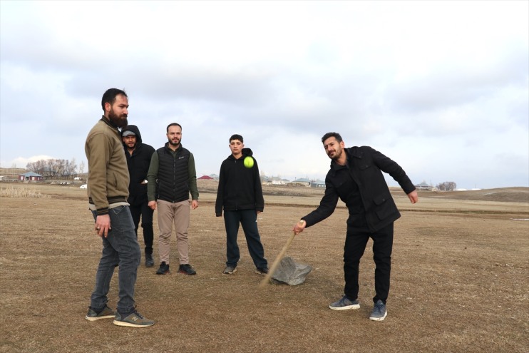 gurbetçi dara gençler kışın, topa unutulan oyunuyla atıyor Ağrılı stres 13