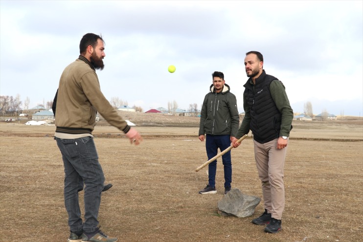 kışın, dara Ağrılı gurbetçi gençler atıyor topa stres unutulan oyunuyla 3