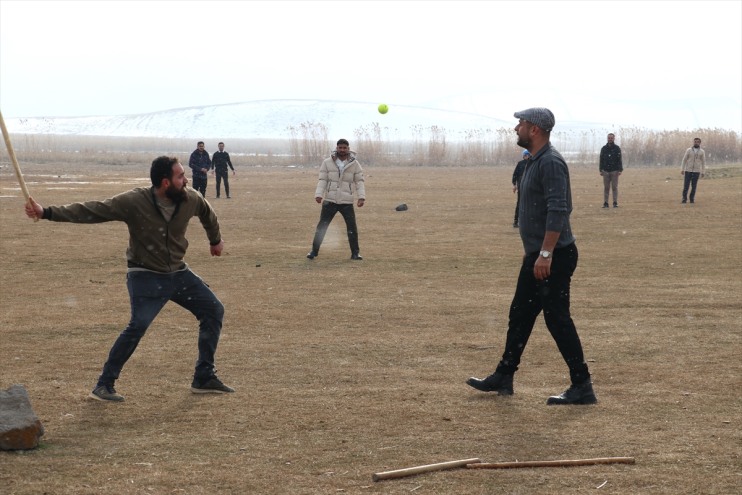 atıyor stres kışın, gurbetçi Ağrılı topa dara oyunuyla unutulan gençler 4