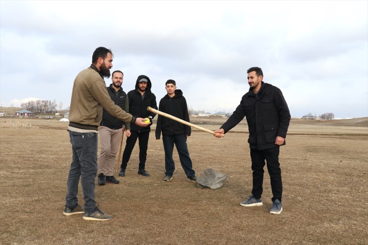 dara gençler topa atıyor stres unutulan oyunuyla Ağrılı kışın, gurbetçi 5
