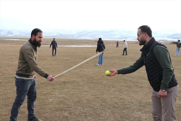 dara unutulan oyunuyla stres kışın, Ağrılı topa gurbetçi atıyor gençler 8
