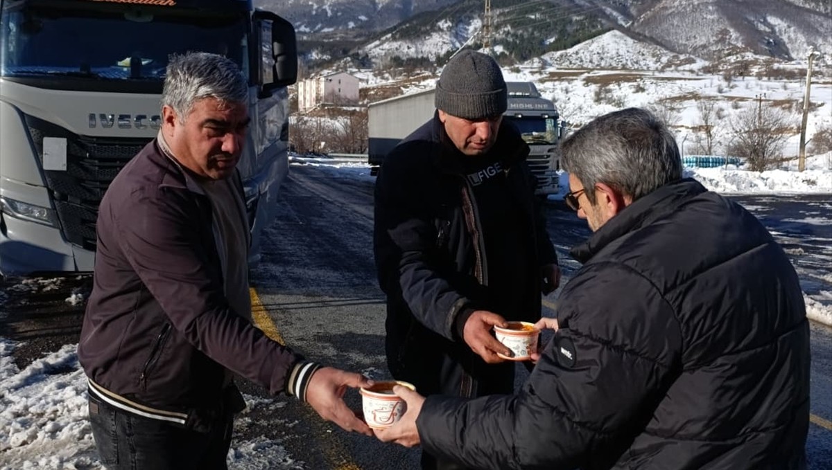 Ardahan'da kar ve tipi nedeniyle yolda kalan tır şoförlerine çorba ikram edildi