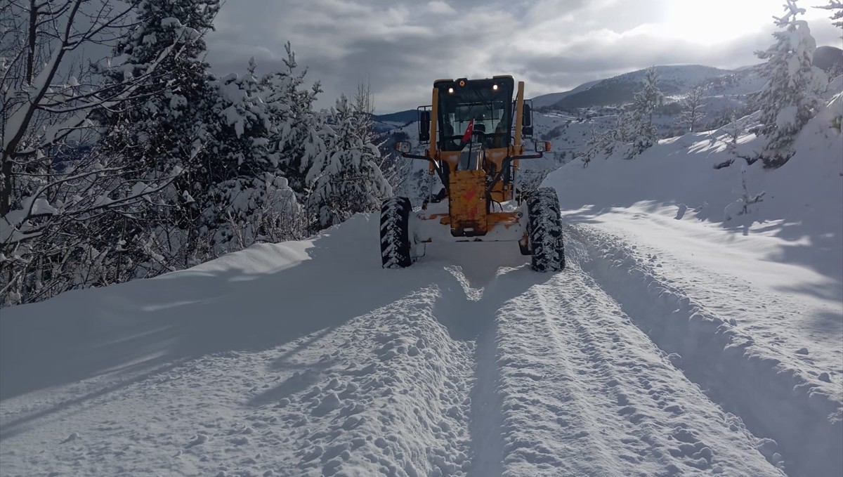 Ardahan'da kardan kapanan 4 köy yolunda yeniden ulaşım sağlandı