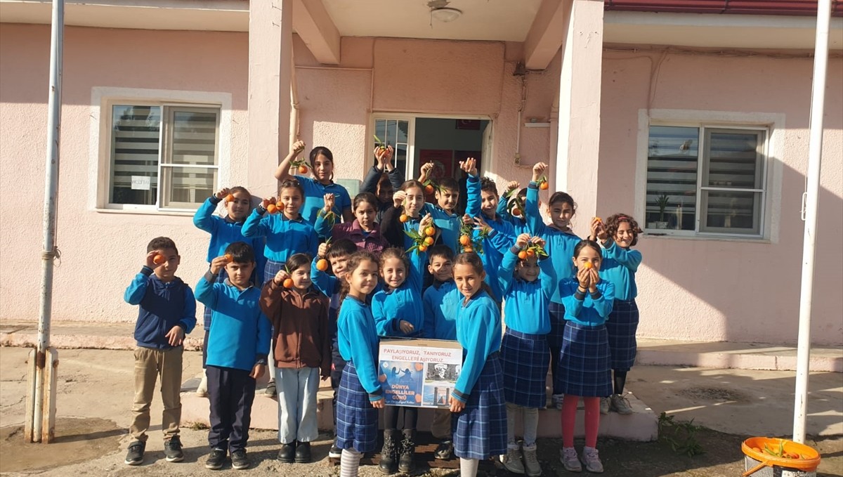 Aydın'daki ilkokul öğrencilerinden Erzurum'daki görme engelli öğrencilere mandalina
