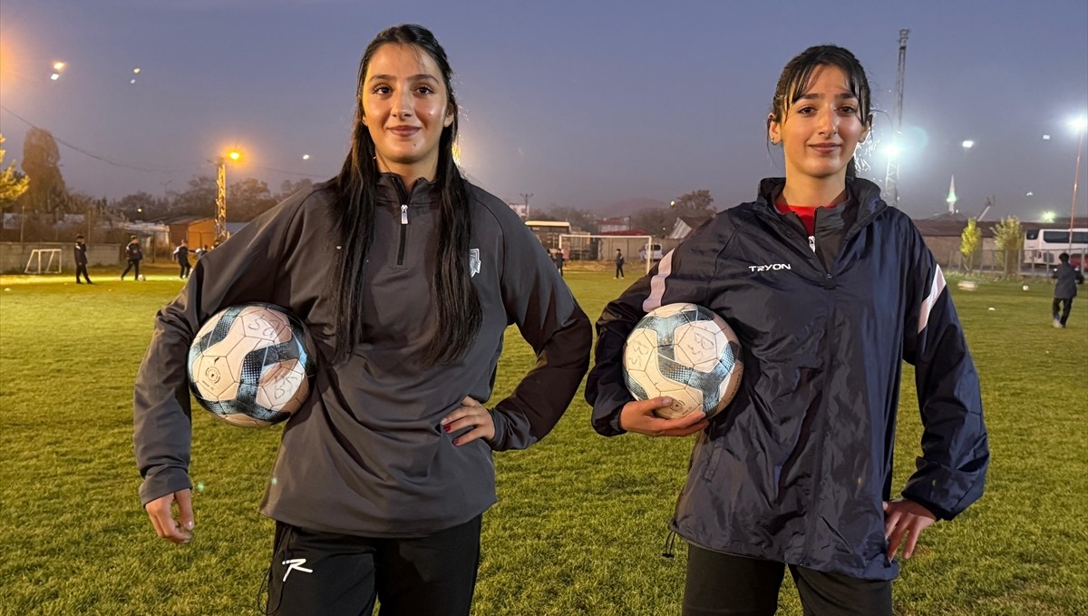 Aynı takımda top koşturan ikiz kızların hedefi milli formayı giymek